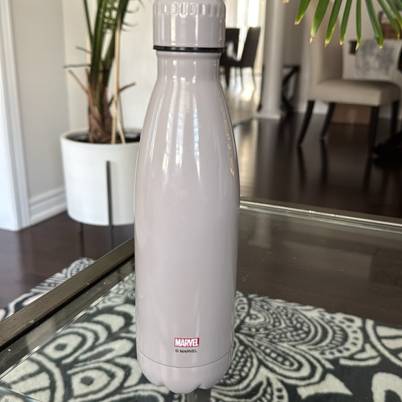 avengers water bottle brand new but scratched - Picture 3 of 5